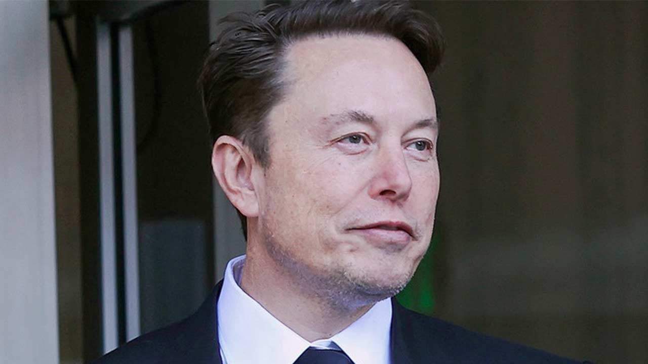 Elon Musk’s Twitter needs cash — and now the mega-billionaire wants ...